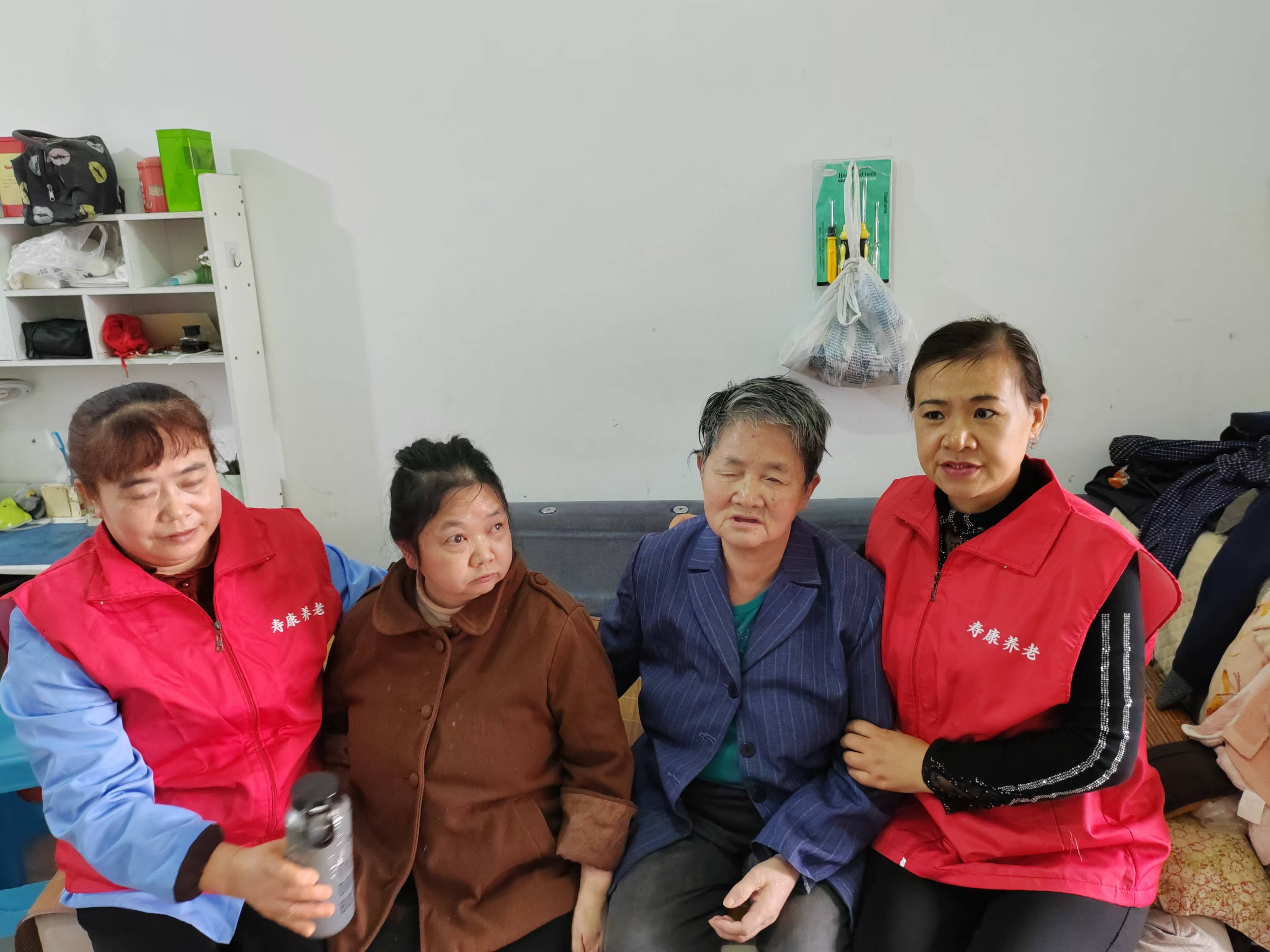 关爱失明老人，，，转达温暖实力